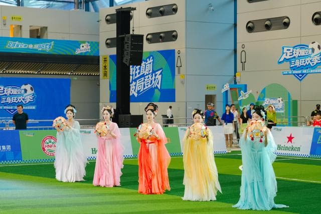 中原国际会展中心变身绿茵场!河南五人制足球联赛启幕